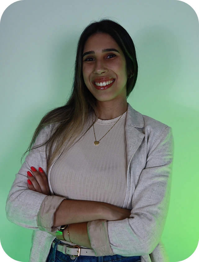 imagem de um homem sorrindo vestido uma camiseta preta