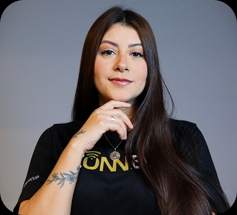 Imagem de um homem com camiseta preta olhando sorrindo