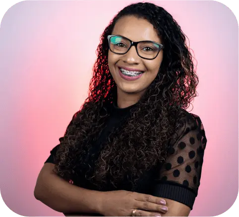 Mulher de camiseta preta sorrindo