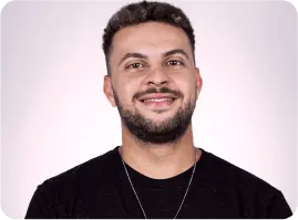 foto de um homem vestindo uma camiseta preta e sorrindo