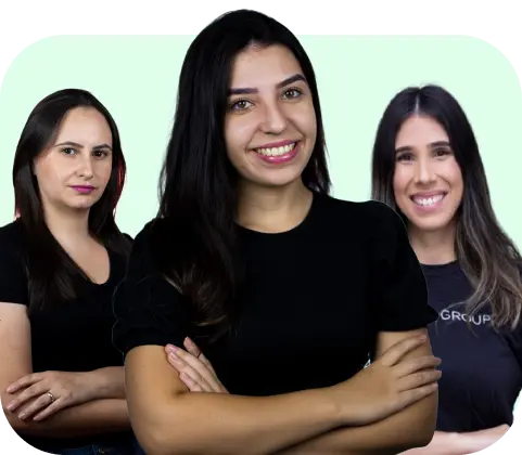 Imagem de três mulheres vestidas de preto, com o braço cruzado e sorrindo