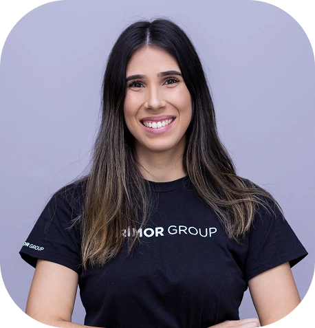 Imagem de três mulheres vestidas de preto, com o braço cruzado e sorrindo