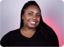 foto de uma mulher vestindo uma camiseta preta e sorrindo