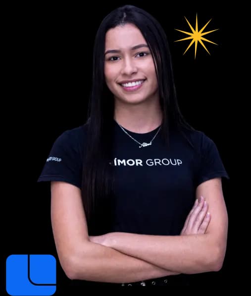 Foto de uma mulher com os braços cruzados sorrindo