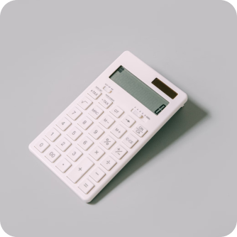 Imagem representando uma calculadora branca.