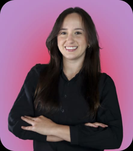 imagem de uma mulher sorrindo, vestida com uma camiseta preta